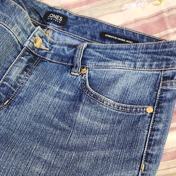 Jones New York Mid-Wash Denim Jean Cruise Short Size 12 - Picture 5 of 12